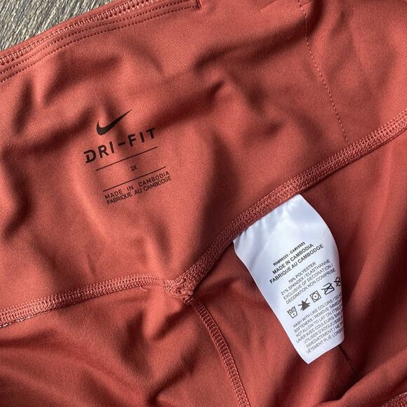 The Nike One Tight Fit - Picture 4 of 8